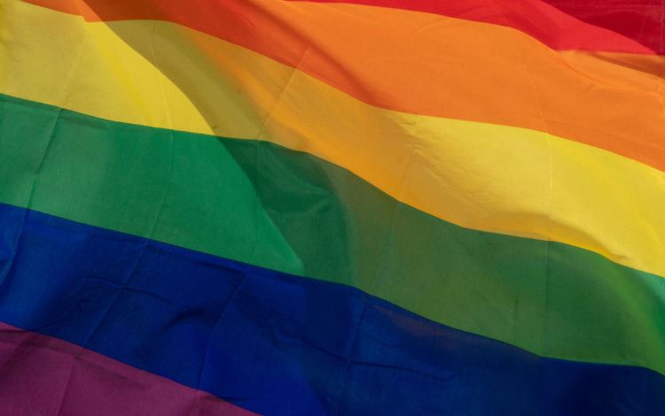Beach Pride: bandiera arcobaleno. 