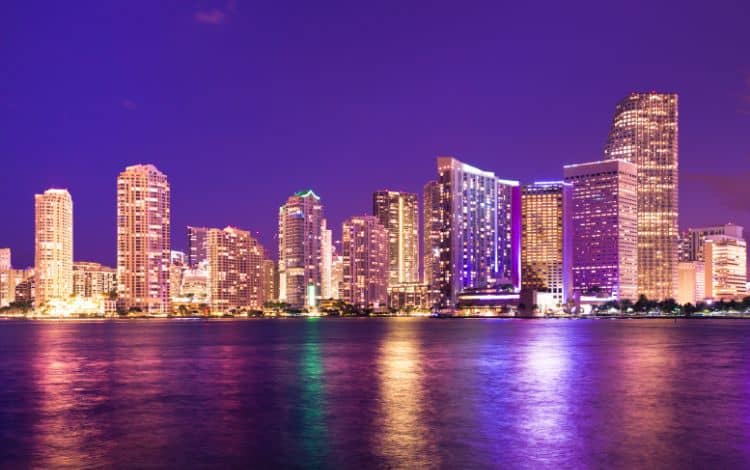 Vita notturna a Miami: Skyline di Miami di notte 